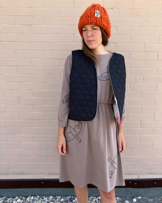 Na @dyzajnmarket připravujeme šaty s potiskem Leťsi které můžete nosit výstřihem vpřed nebo vzadu .