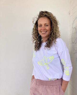 Naše první bílé tričko s neon žlutým potiskem Leťsi od zítra na eshopu🤌a kdyby se vám nezamlouvala barva potisku,můžeme na...