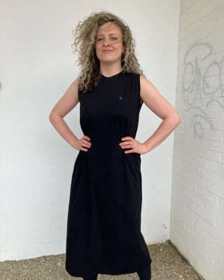 Šaty Longy jsou ušité z ultra pohodlného úpletu a v lehce ačkovém střihu tak aby lichotily každé postavě. Potisk vpředu...