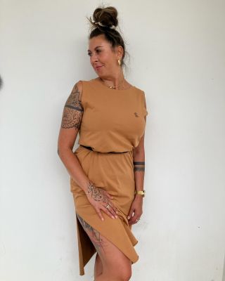 Šaty Mosh v skořicové barvě🔥