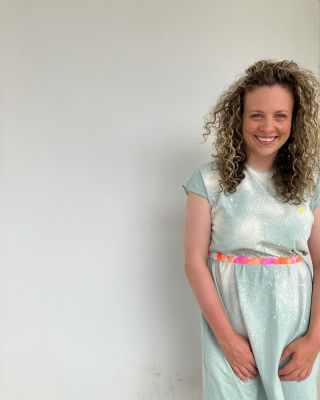 Lehké šaty Basic v mint batice a ručně barvený pasek