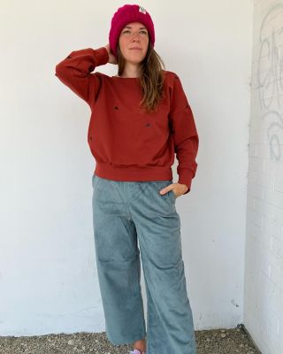 Už je třeba zabalit se do teplého .Třeba Mikina Dora a široké Maka manšestry 🙌